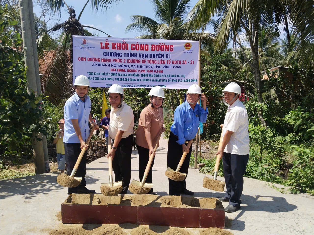 KHỞI CÔNG XÂY DỰNG GIAO THÔNG NÔNG THÔN TẠI ẤP KHÁNH HỘI ĐÔNG